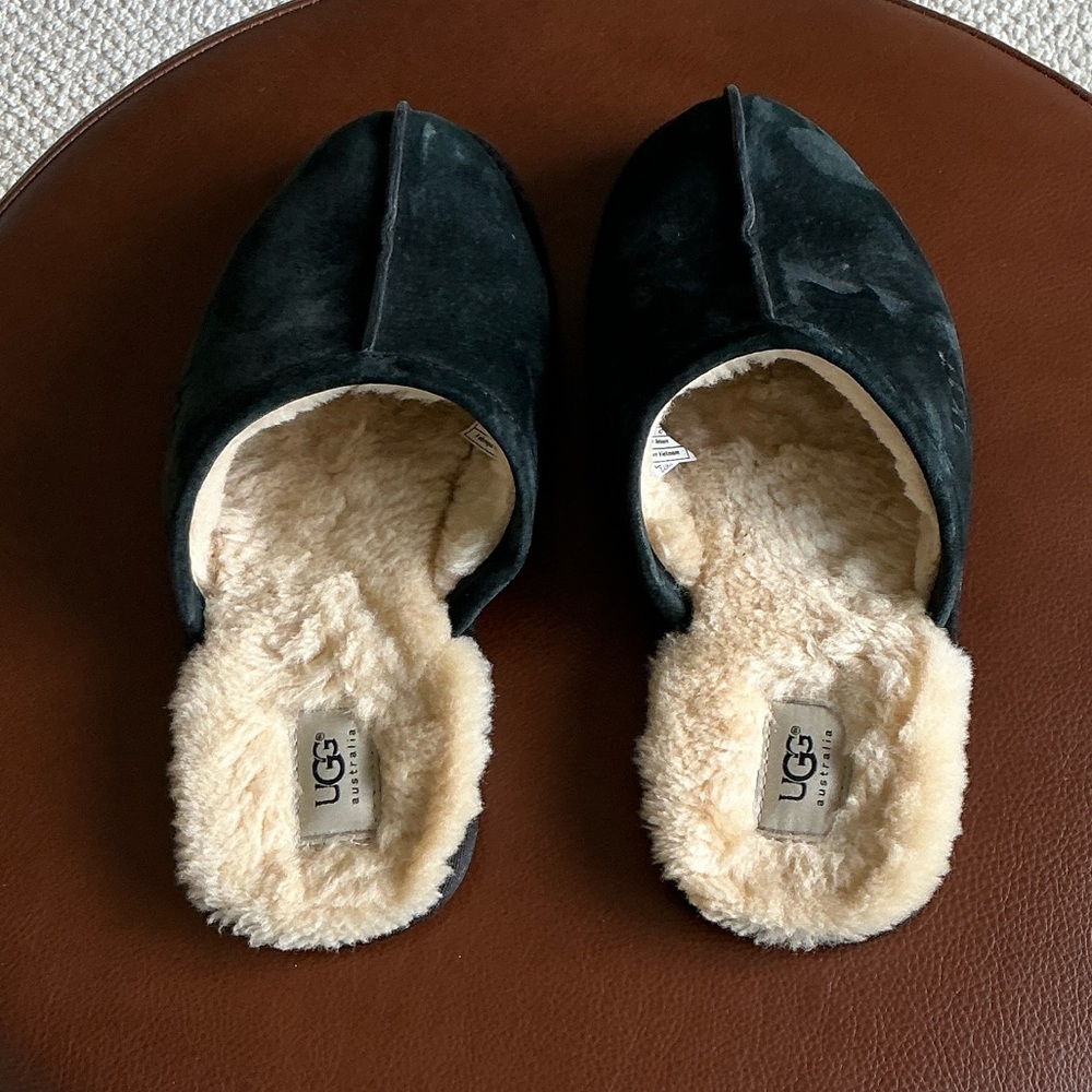 UGG Mens Dark Slippers with Cream Lining.
